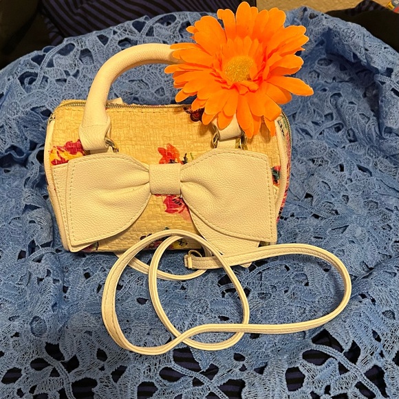 Betsy Johnson gently loved detachable strap Crossbody mini purse - Picture 4 of 16